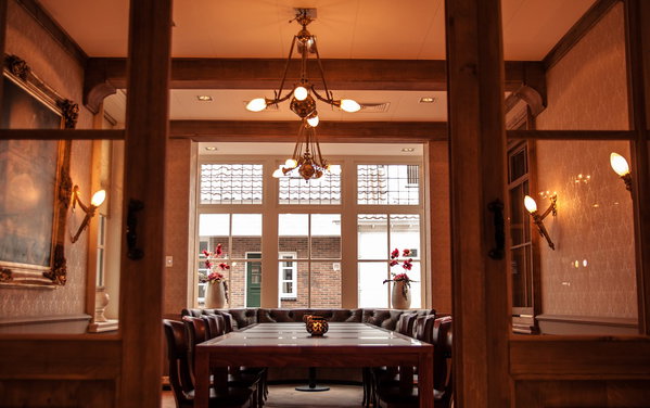 Tafel voor het raam in restaurant De Postwagen met uitzicht op de Hoofdstraat