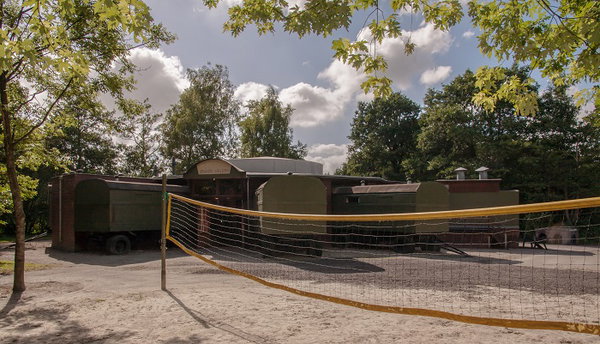 Volleybalnet op het terrein van de groepsaccommodatie met pipowagens bij De Postwagen