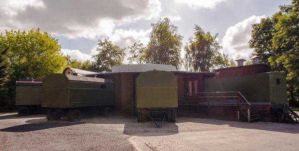 Pipowagens op het terrein van de groepsaccommodatie De Mobiel Loges