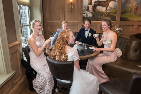 Bruid en bruidsmeisjes drinken koffie in de lounge van De Postwagen