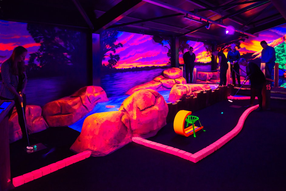 Glow in the dark minigolf en bowlen met kinderen bij Posta7