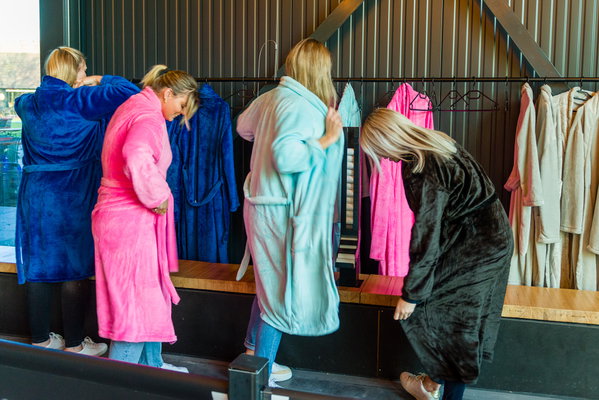 Deelnemers kiezen een badjas voor de WC-pot-Race bij Posta7