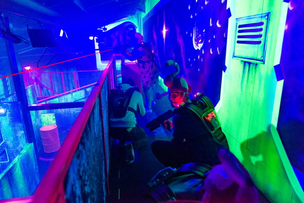 Lasergamers in actie tussen de obstakels van de arena bij Posta7