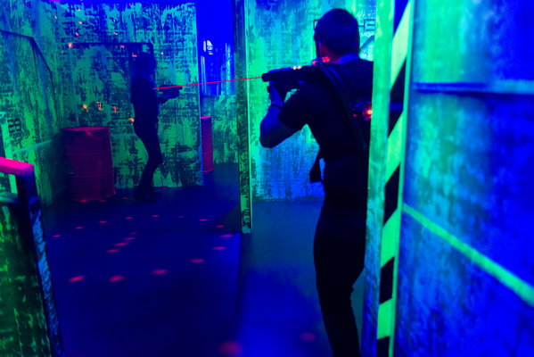 Speler zoekt dekking in de lasergame-arena van Posta7