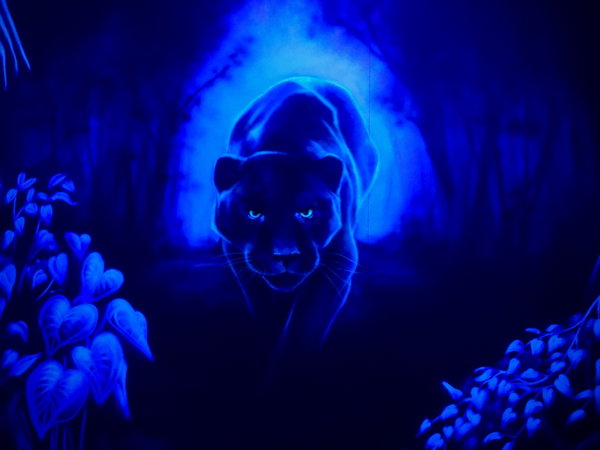 Lichtgevende panter op de muur van de glow in the dark midgetgolfbaan van Posta7