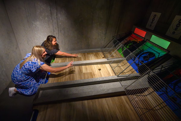 Team werkt samen aan een behendigheidsopdracht in de Jail Challenge bij Posta7
