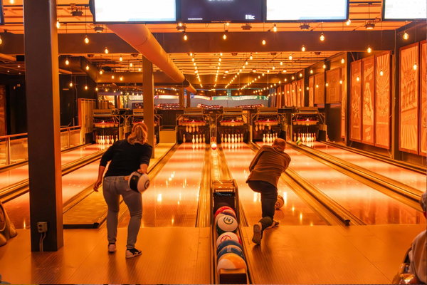 Twee spelers gooien tegelijk op de bowlingbanen van Posta7