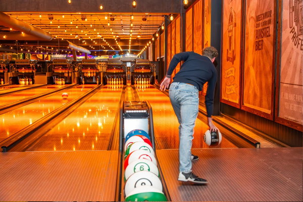 Man gooit een bowlingbal op een van de banen van Posta7