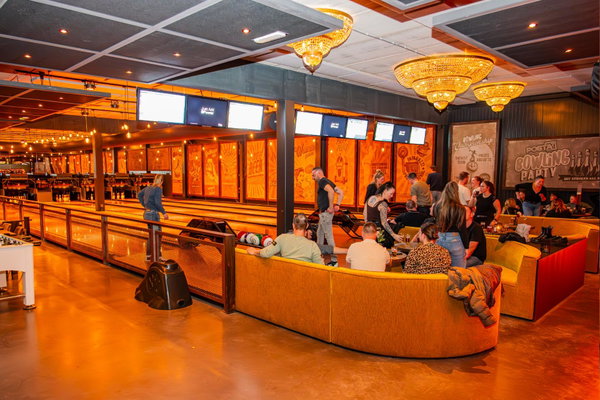 Bowlingbanen van Posta7 met zitjes en lounge voor de groepen
