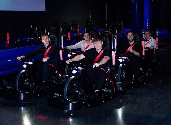 Team in de startopstelling op de elektrische driftkarts van Battle Drift bij Posta7