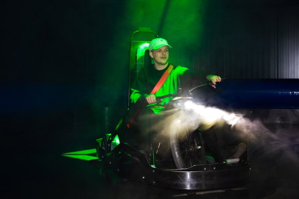 Driftkart met groen licht en rook tijdens Battle Drift bij Posta7