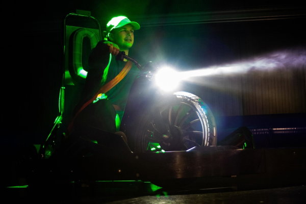 Driftkart met felle koplamp drift door de bocht tijdens Battle Drift