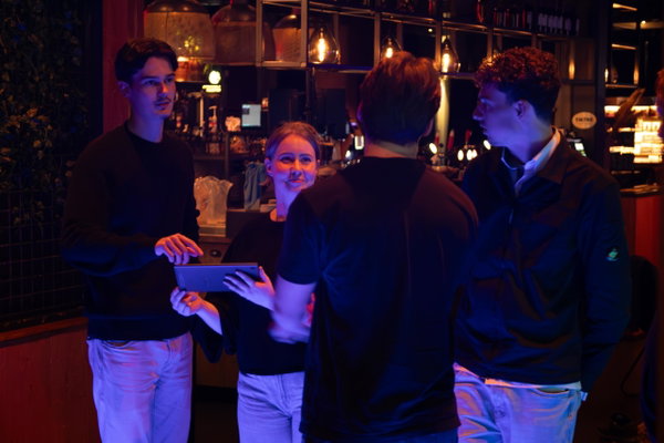 Groep bekijkt de scores na een ronde FlashFloor bij Posta7