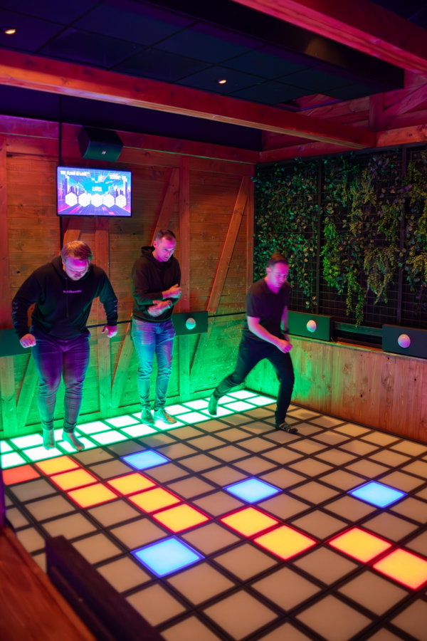 Teamspel op de FlashFloor bij Posta7 met groen en paars oplichtende vloer