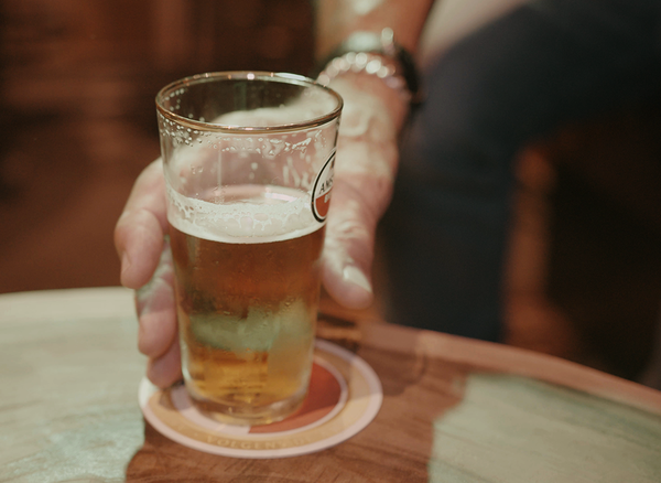 Glas bier op tafel in de Prive Karaoke Room van Posta7