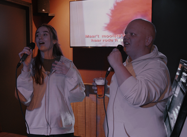 Twee zangers met microfoon in de Prive Karaoke Room van Posta7