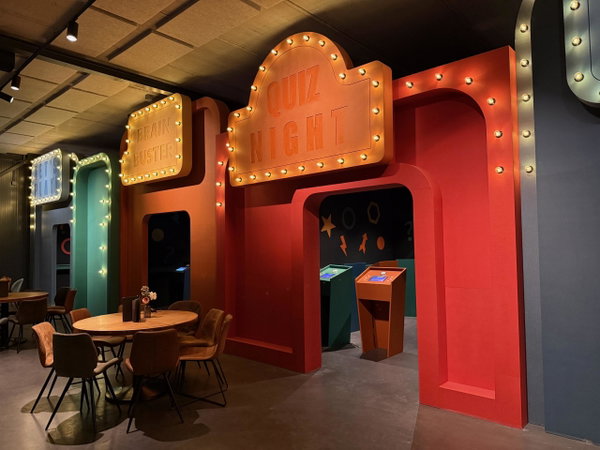 Entree van de QuizShow-studio bij Posta7 met lichtbogen en zitje