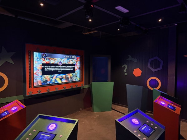 Spelersdesks met drukknoppen voor het scherm in de QuizShow-studio van Posta7