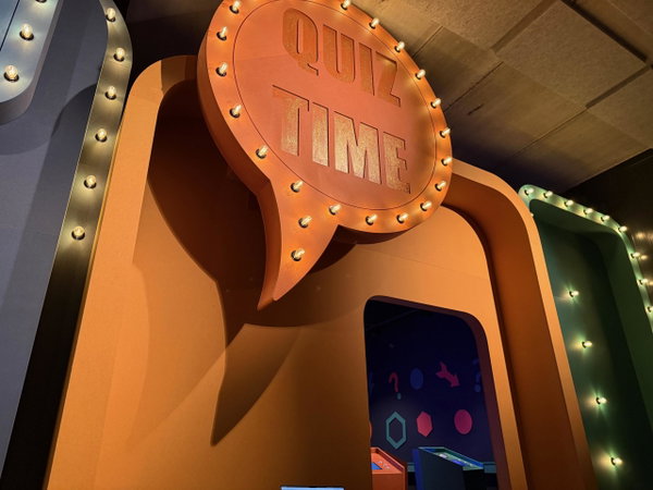 Het verlichte TIME-bord in de QuizShow-studio van Posta7